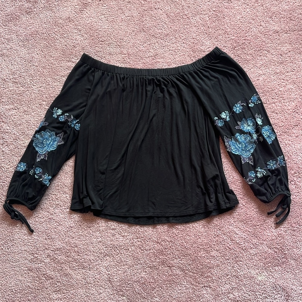 AMERICAN EAGLE Women’s Black Off-Shoulder Blouse Blue Floral Size S